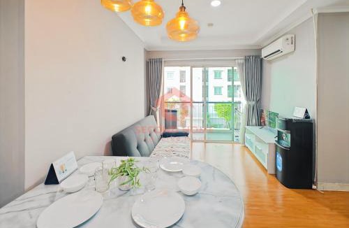 Kelapa Gading Barat Apartment | Stylish 2BR MOI Apt Pool, Gym, Wi-Fi