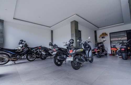 Central Seminyak Apartment | Stylish Bali Studio w/Fast WiFi & Work Desk