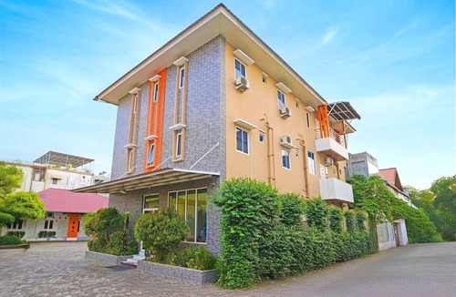 Banda Aceh House | Stylish DBL Suite Escape W/Free WiFi and Parking