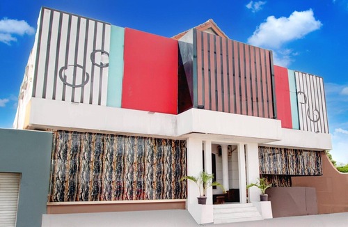 Depok House | Stylish DBL Suite Escape W/Free WiFi and Parking