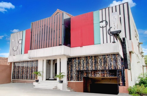 Depok House | Stylish DBL Suite Escape W/Free WiFi and Parking