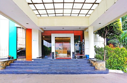 Serpong House | Stylish DBL Suite Escape W/Free WiFi and Parking