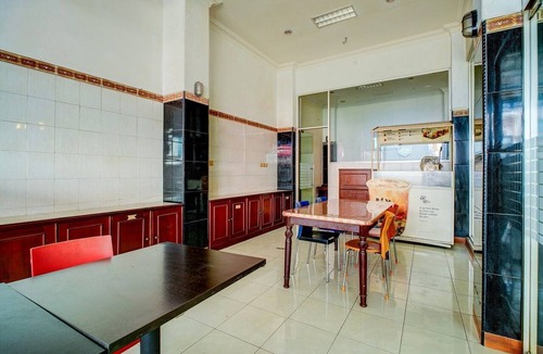 Depok House | Stylish DBL Suite Escape W/Free WiFi and Parking