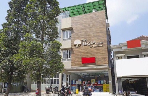 Dago House | Stylish Delux Twin Stay with Free WiFi and Parking
