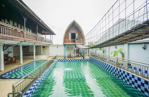 Palembang House | Stylish Double Suite Escape W/Free WiFi