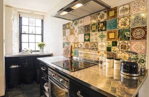 St Monans Cottage | Stylish fisherman's cottage in heart of pretty harbour village, pet-friendly.