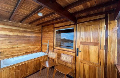 Labuan Bajo Boat Rental | Sundari Voyages by Archipelago Reserve Diving Photography