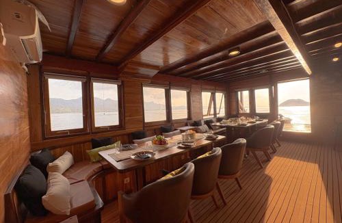 Labuan Bajo Boat Rental | Sundari Voyages by Archipelago Reserve Diving Photography
