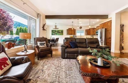 Revelstoke House | Top 1% - Barrel Sauna, HotTub, 2 Zero Gravity Massage Chairs, Gong, Arcade &more