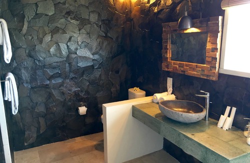 Mushroom Bay Hotel | Twin Island Villas & Dive Resort