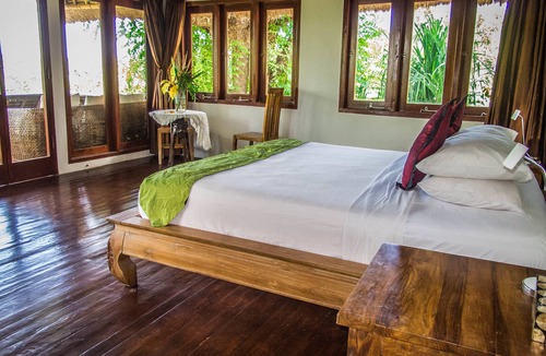 Mushroom Bay Hotel | Twin Island Villas & Dive Resort
