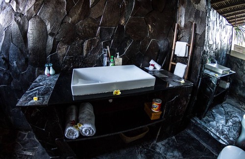 Mushroom Bay Hotel | Twin Island Villas & Dive Resort