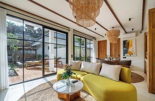 Penestanan House | Ubud's Tropical 2BR Gem w Outdoor Tub, Pool, Patio