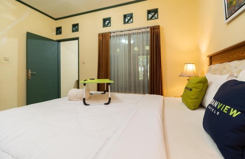 Cisarua Hotel | Urbanview Hotel Griya Astoeti 2 Cisarua Puncak