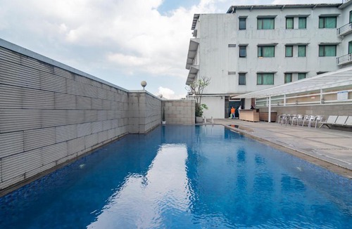 Bandung Hotel | Urbanview Hotel Newton Riau Bandung by RedDoorz