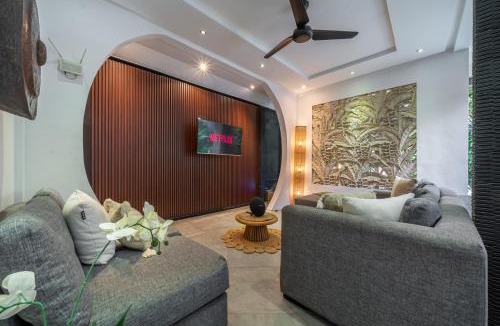 Laksmana Villa | Villa Alchemy Private 4 BR Eat Street 10 steps to Revolver Cafe
