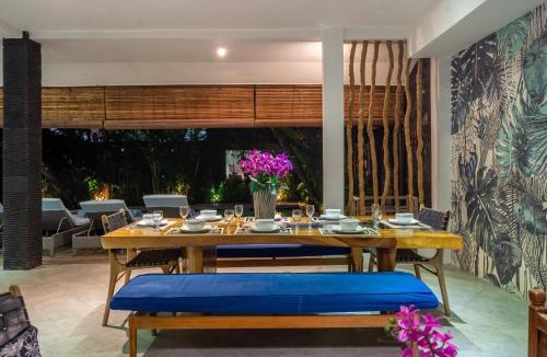 Laksmana Villa | Villa Alchemy Private 4 BR Eat Street 10 steps to Revolver Cafe