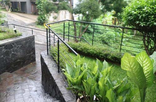 Ciburial House | Villa Babeh