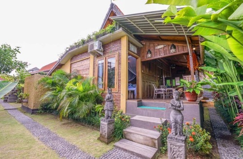 Batu Bolong Villa | Villa Taman Pesona