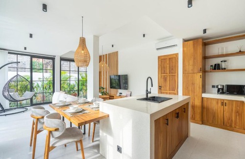 Singakerta Villa | Vista Villa - Rice Field Stay with Pool & Rooftop Lounge