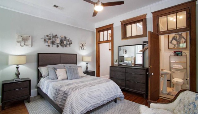 101 E Waldburg - Cozy Cottage just off of Forsyth Park in Savannah