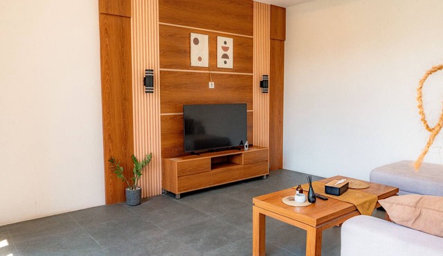 4BR Villa Riverside 4 min walk to Nuanu 10 Min walk to Beach in Tabanan