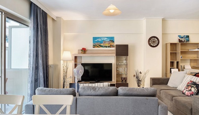 Apartment 'Pallada' with Balcony, Wi-Fi and Air Conditioning in Athina