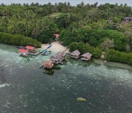 Arborek Homestay & Dive Center in Airborei