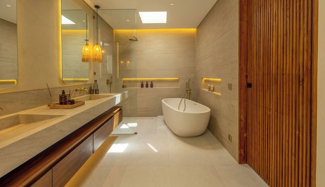 Architect Designed 6BR Tropical villa with huge curve pool in Badung