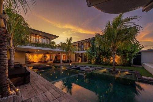 Barabuda - Impressive 6-Bedroom Villa with Jacuzzi and Slide! in Canggu