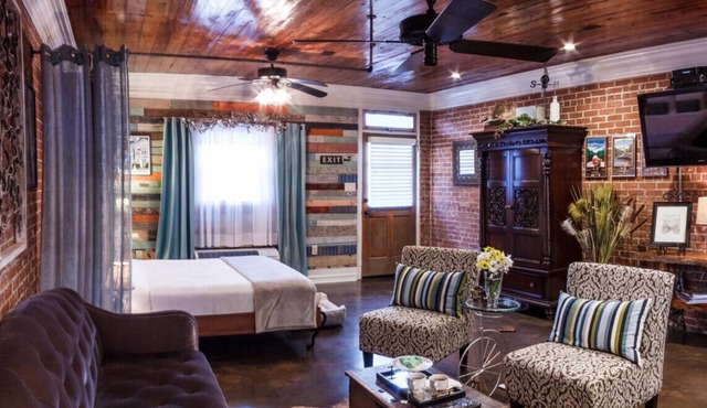 Bayou Chateau A Cajun Oasis, Bayou-Side, Fire Pit, Private Decks, Pets, Downtown NILA! in New Iberia
