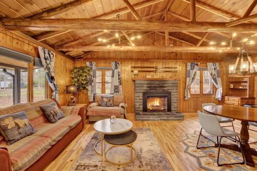 Beartop Lodge Rustic Cabin Hot Tub Fire Pit in Blakeslee