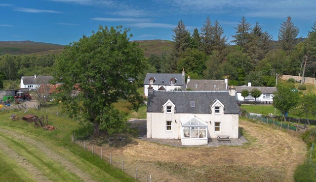 Beautiful private villa for 4 people with TV, patio and panoramic view in Balnain