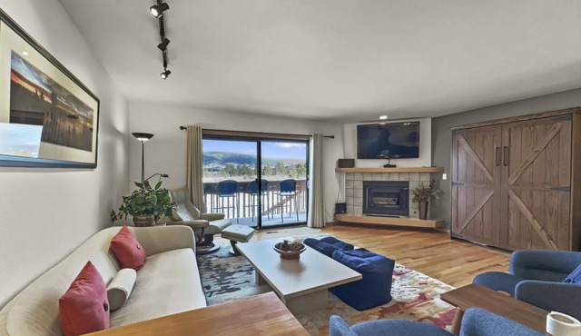 Beautiful Townhouse, Gorgeous Views, King Bed, Private Deck, Hot Tub - 732B in Frisco