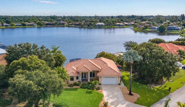 Beautiful Villa Lake View Heated Pool, Salt💧Spa & Kayak’s🐠 Simply Wonderful! in Cape Coral