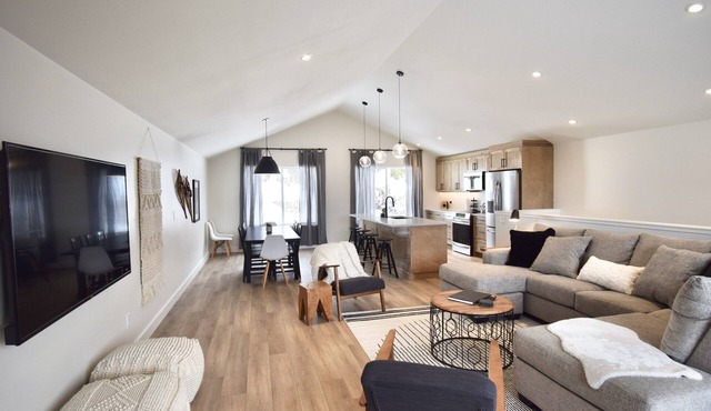 Big Bear Chalet, modern home on Mount Washington in courtenay