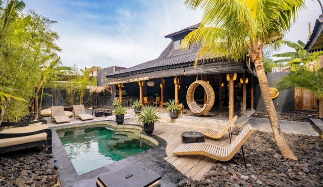 Black Serpent 3BR Villa w/ Jacuzzi in Uluwatu in South Kuta