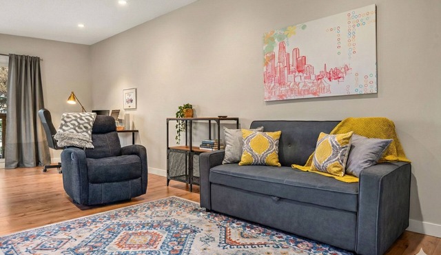 Central Work & Family-Ready 2BR Suite in Calgary