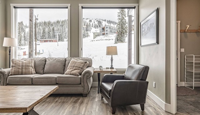 Chalet by the Alpine Chair includes Suite, 2 Private Hot Tubs & Pet Friendly! in Silver Star Mountain
