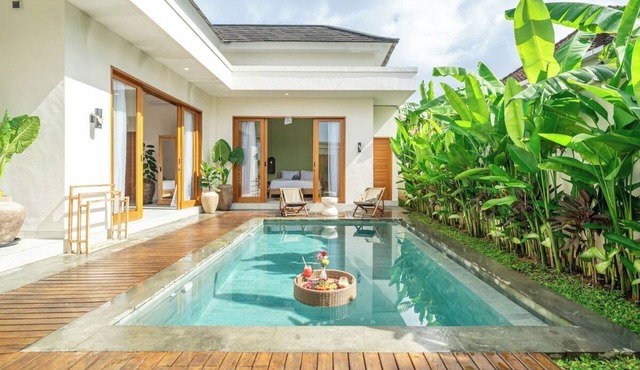 Chic 2BR Canggu Hideaway w Spacious Pool & Patio in Kabupaten Badung
