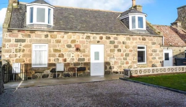 COASTAL COTTAGE, pet friendly, with a garden in Fraserburgh in Fraserburgh