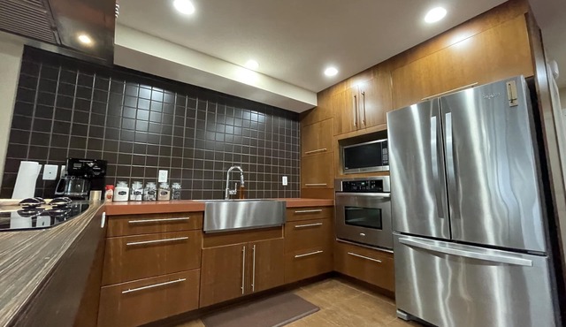 Condo w/oversize garage, walking distance to grocery, restaurants, bars, beach in Sicamous