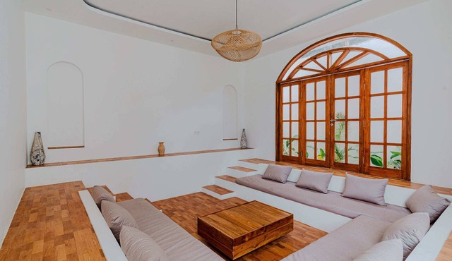 Costa Luna Villa, Modern Mediterranean Villa Near Lancing Beach in Nusa Tenggara Bar.