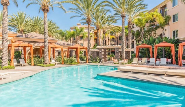 Cozy 2-bedroom apartment 7 min from Disneyland! Free parking and pool! in Orange