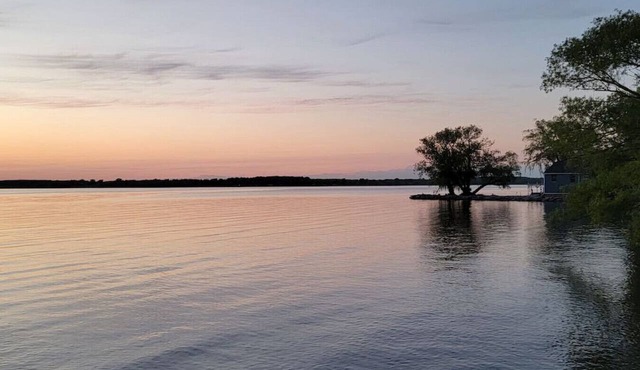 Cozy 2BR Cottage, 4min to Bay of Quinte in Prince Edward
