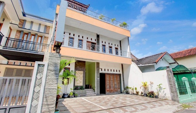 Cozy Double Escape W/Free WiFi and Parking in Yogyakarta