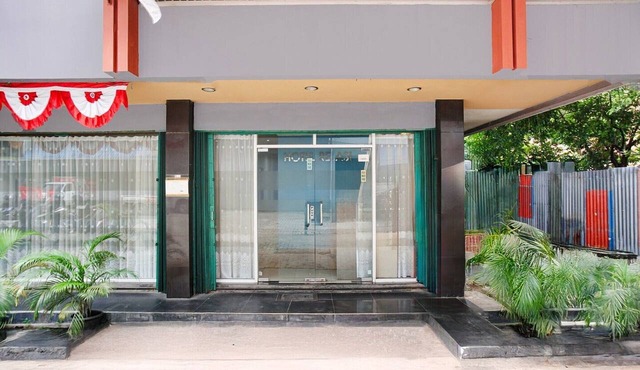 Cozy Double Escape W/Free WiFi and Parking in Palembang