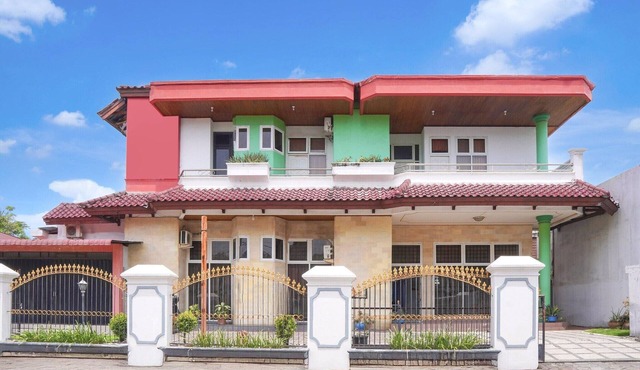 Cozy Twin Escape with Free WiFi and Parking in Padang