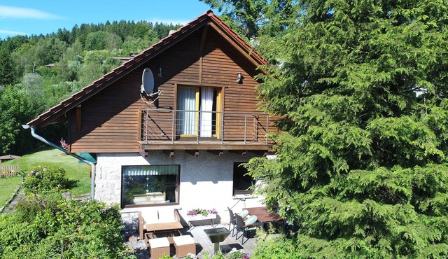 Detached vacation home with a sauna and hot tub for private use in Thüringen