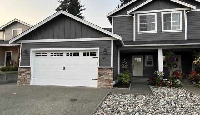 Duplex with A/C on quiet street close to dining, shopping, hospitals & mountains in Lynden